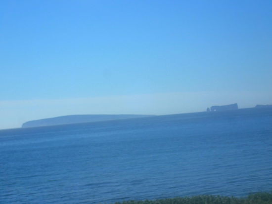 Blick aus der Ferne auf den Perce Felsen