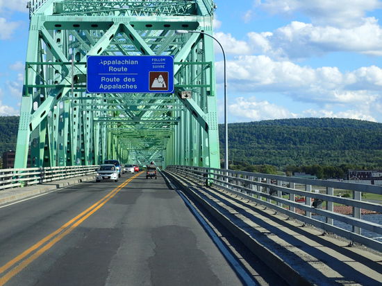 Von diesen Eisenbrücken gibt es hier viele