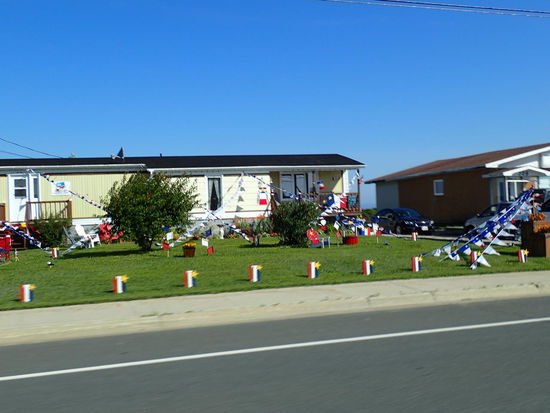 Die Häuser und Gärten sind geschmückt