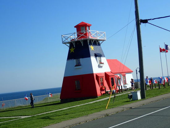 Sogar der Turm trägt die Akadien Farben