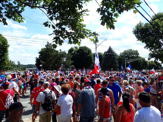 Die Menschenmenge setzt sich in Bewegung