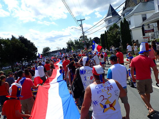 Viele Menschen tragen die Flagge - ist ja gar nicht so schwer 