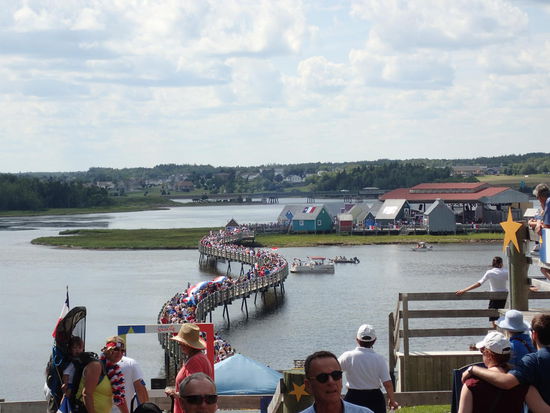 Hier bewegt sich die ganze Menge in Richtung Insel