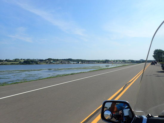 Auch hier dem Wasser entlang 