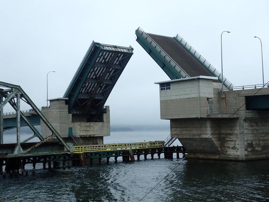 Wir haben Glück und sehen das Öffnen der Brücke