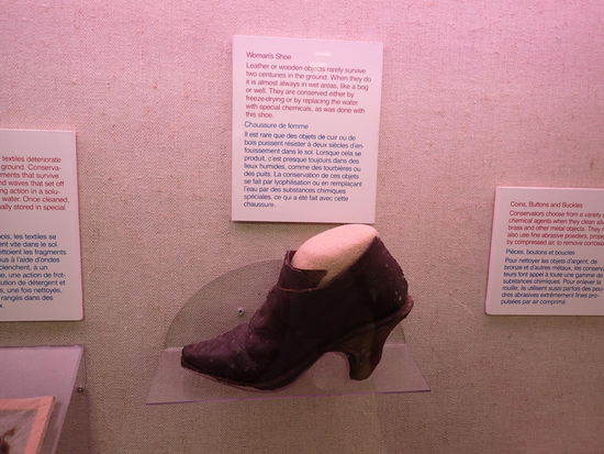 Ein Originalschuh - die Frauen lebten wohl auf kleinem Fuß