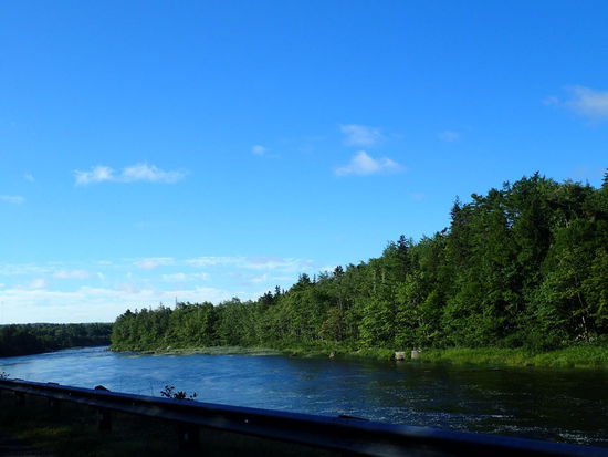 Das Wasser begleitet uns hier immer