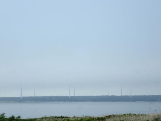 Die Blätter der Windräder haben sich im Nebel versteckt 