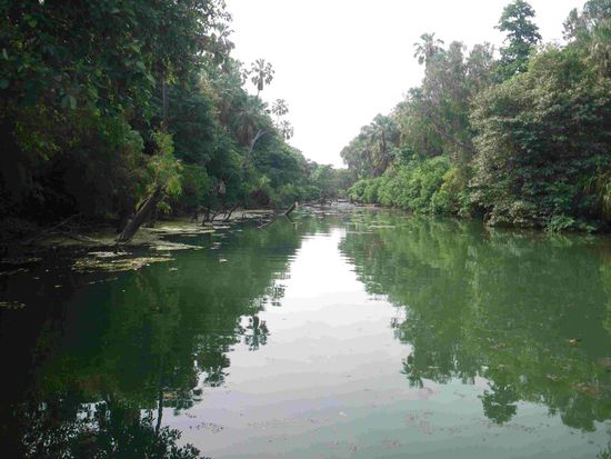 Neben dem Becken ist ein kleiner Fluss - baden verboten