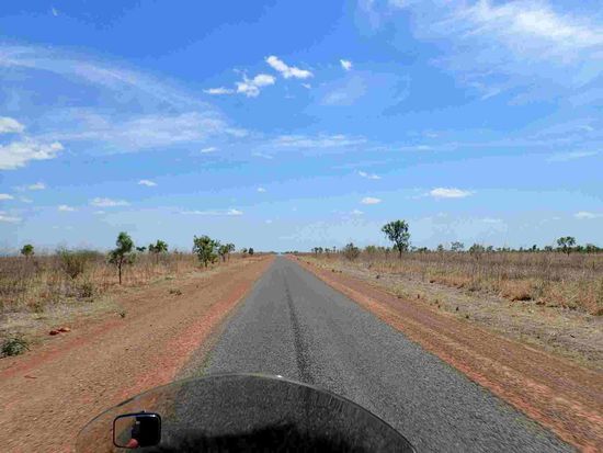 Einspurig asphaltiert