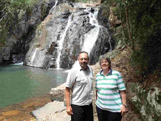 Alexandra und Arno vor den Milla Milla Wasserfällen