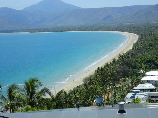 Der Blick auf das Meer in Port Douglas - links unten die Einzäunung