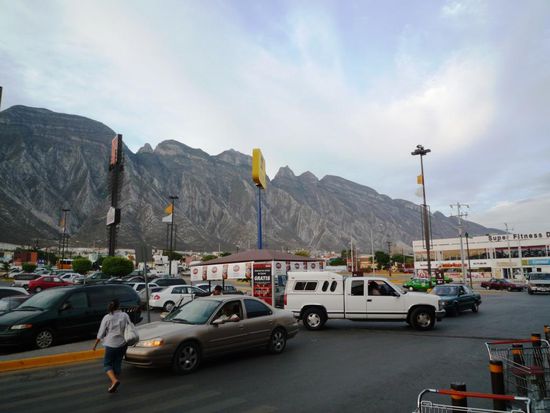 Vor dem Supermarkt Soriana – Mexikanischer Walmart