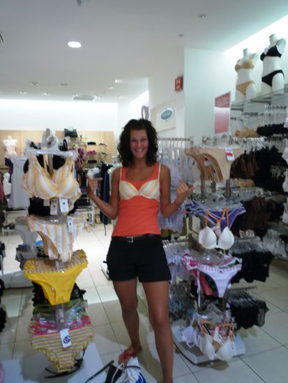 Shopping – Die Unterwäsche darf man hier nicht anprobieren. Also machen wir das auf unsere Art  