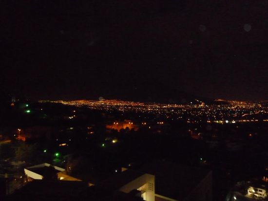 Der Ausblick nachts von unserer neuen Wohnung aus über San Perdro und Monterrey. Es folgen noch weitere (schönere) Bilder 