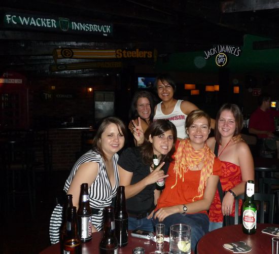 Die Mädels - man beachte "FC Wacker Innsbruck"
Alle Mädels am lächeln und...