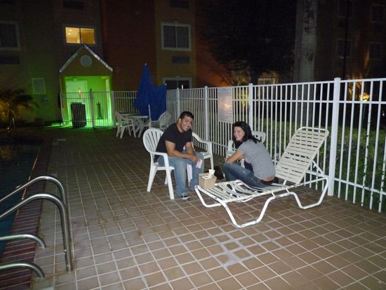 gemütlich am ersten Abend am Pool mit ein paar Bierchen