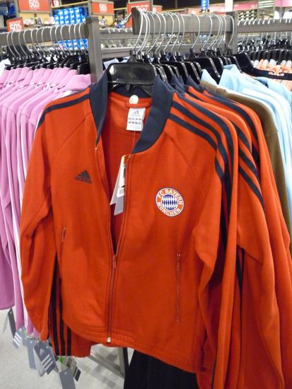 etwas für unsere Jungs zuhause: Selbst in Texas kennt man "Bayern München". Verstehen kanns zwar keiner, ist aber so...