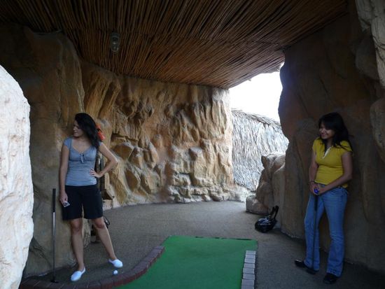 Kunstrasen-Minigolf, ohne Blümchen und nicht zum Kicken geeignet!