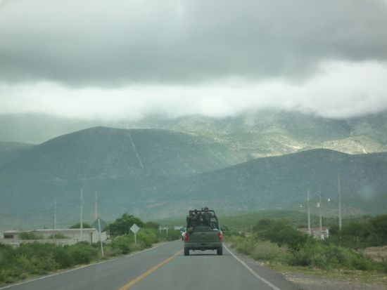 man kann es schlecht erkennen, doch wir verfolgten ein Militärfahrzeug - geheuer war uns nicht...