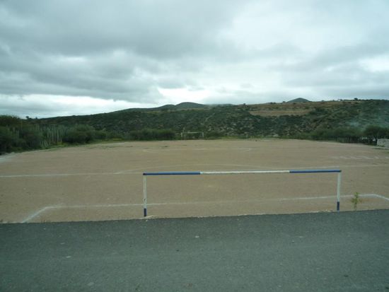 mexikanische Fußballplätze für unsere Jungs - wohl eher ein Bolzplatz