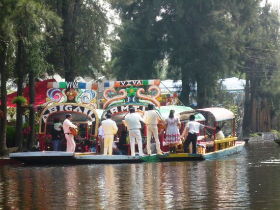 "angedockte" Mariachi-band auf dem Xochimilco. Die Boote sind am fahren und es wird getanzt und gesungen.