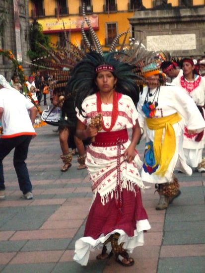 Traditionelle Tänze - eine Aztekenfrau