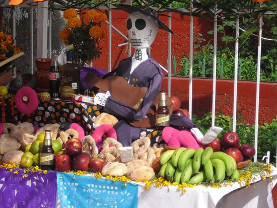 Auch so kann ein Altar aussehen... mit Früchten, Musik, Zigaretten, Cola, Bier, Tequila... etc.