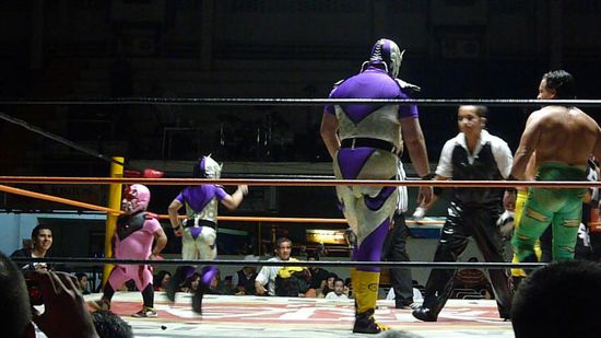 Ein Liliputaner-Luchador