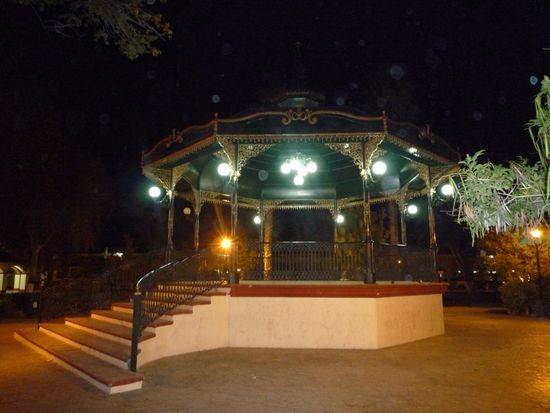 Solche Pavillons findet man in fast allen kleineren Städten. Hier treffen sich, meist ältere, Leute abends zu einem Tänzchen.