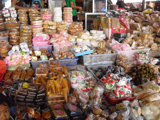 Suessigkeitenstand auf dem einheimischen Markt auf Bali