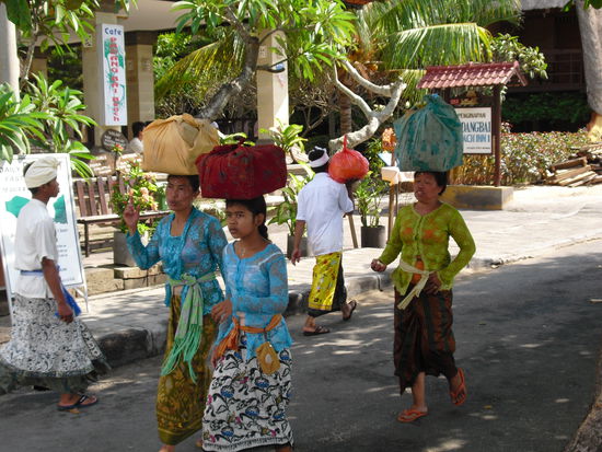 Einheimische auf dem Weg zum Tempelfest