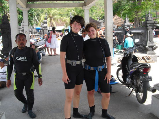 Startklar fuer den Tauchgang! (links seht ihr unseren Tauchlehrer Abdul)