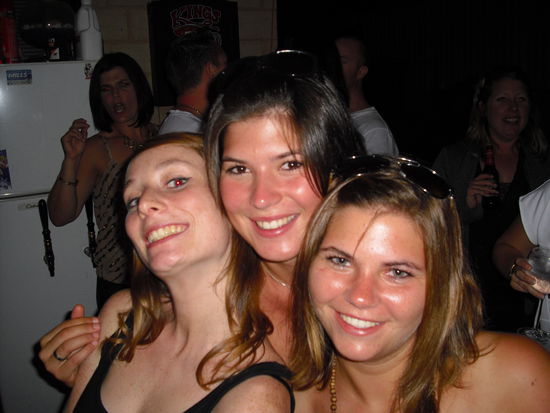 Wir zwei und unsere französische Mitfahrerin Constance auf der Party von Jenna