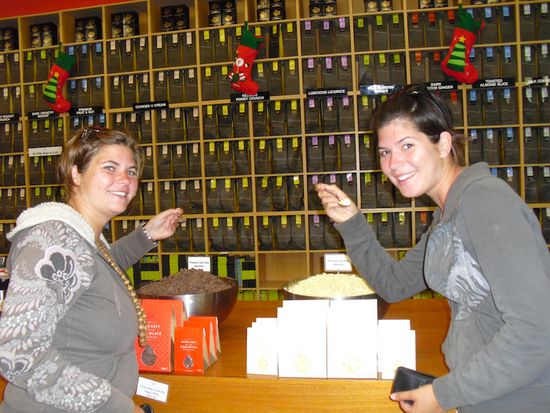 Verena und Caro beim Schokolade testen 