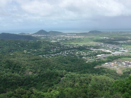 Ausblick von der Gondel auf den Regenwald und das Meer