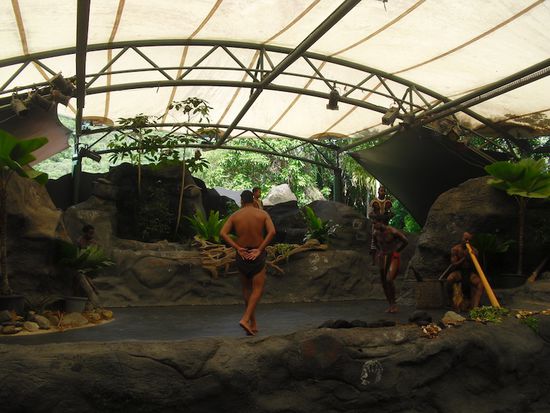 Im Tjapukai Center. Aboriginies bei der Tanzvorfuehrung