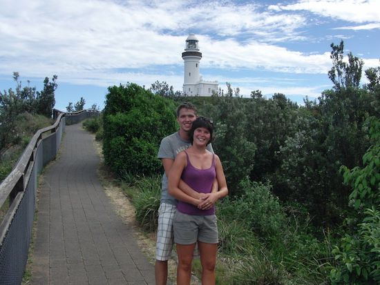 Vor dem Leuchtturm der Byron Bay