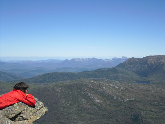 Verena beim Geniessen des Ausblicks vom Mount Rufus