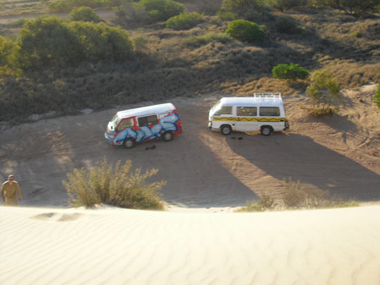 Schlafplatz vor der Sandduene mit Tina und Lena