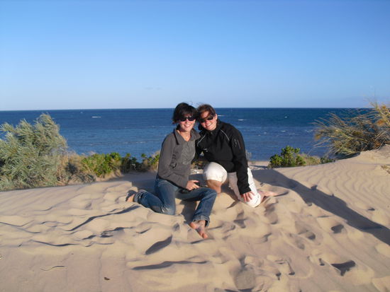 Wir zwei auf einer Sandduene