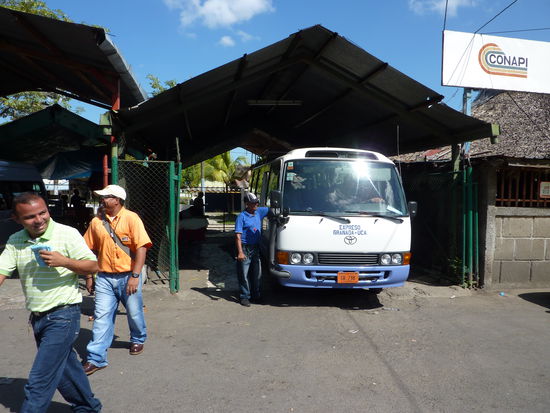 Der Minibus nach Granada, einer Stadt am Suesswassersee Lago de Nicaragua, die Fahrt dorthin kostete 1 Dollar