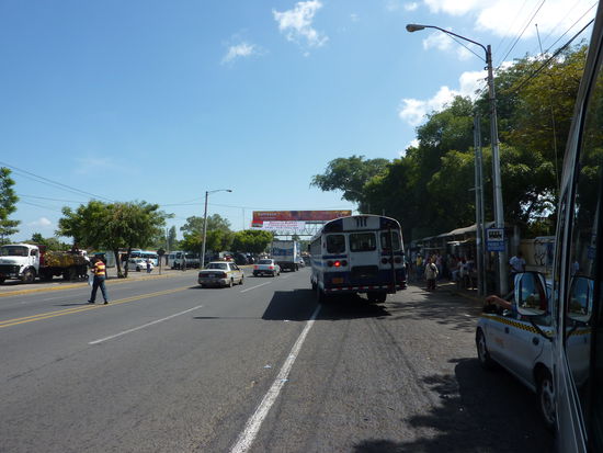 Hier wieder mal auf Reisen, sehr viel wird hier gehupt und das ist auch notwendig, den die kennen weder rote Ampeln noch irgendwelche Regeln, man faehrt einfach wenn es passt....das sollten sie mal in Deutschland einfuehren dann gaebe es weniger Stau!!!