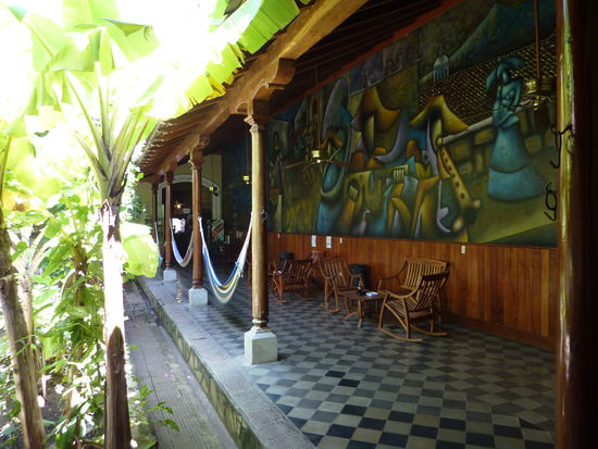 Der Eingangsbereich liegt hinten im Bild, lings das sind Haengematten ....echt cool oder?