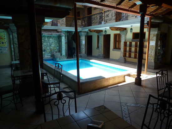 Der Schwimmingpool, mit Fruehstuecksraum....und stellt Euch vor , ich sitz hier und schreibe Euch dann kommt ein Traveller und fragt mich wo der Eingang zum Mehrbettraum ist, ich sage es Ihm und frage woher er ist, dann sagt er nicht glatt "Germany", hey ist das nicht irre, seit Tagen kein Traveller in Sicht und nun das ....