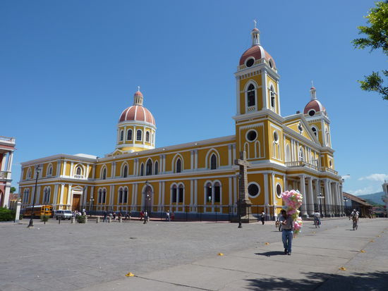 Schaut Euch mal diesen Bau an.....bis spaeter, muss mich unterhalten....