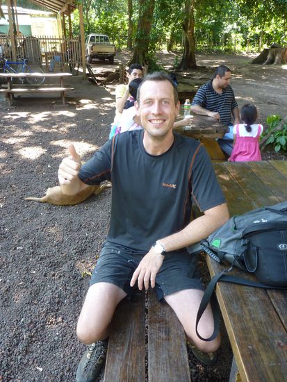 Hier ist der Facebook suechtige Stefan (31 jahre), kurz vor unserer Auffahrt zum Vulkan Mombacho