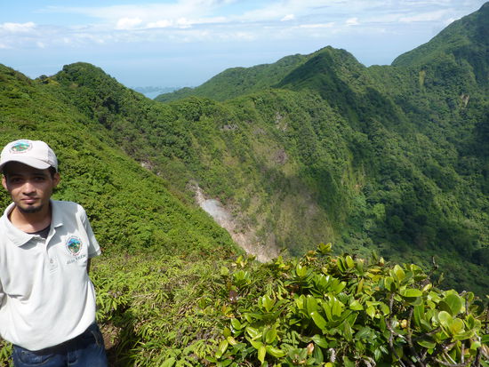 Der Vulkan Mombacho hat drei Krater, 2 nicht aktive und einen Aktiven, dies hier ist der aktive mit der Nummer 3, daneben unser Guide...man war ich kaputt...der Vulkan ist 1350m hoch und wir sind hier schon fast ganz oben!