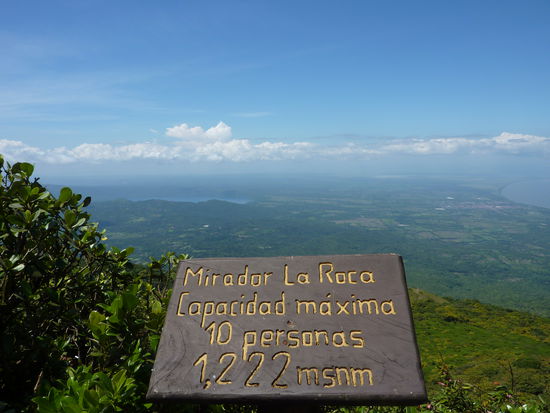Das war nur die schoenste Aussicht, nicht der hoechste....leider......rechts ist der Lago de Nicaragua sehen, die City unten rechts ist Granada....links ist ein anderer Lago zu sehen, und wenn man halb links sieht dann sieht man Masaja.......