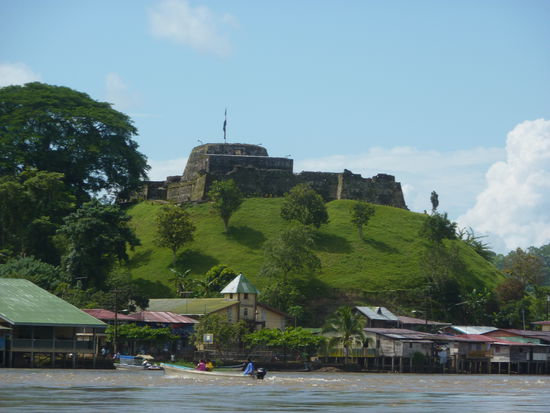 Das ist El Castillo, warum sieht man sofort ...lach....das Bild wurde vom Fluss aus geschossen